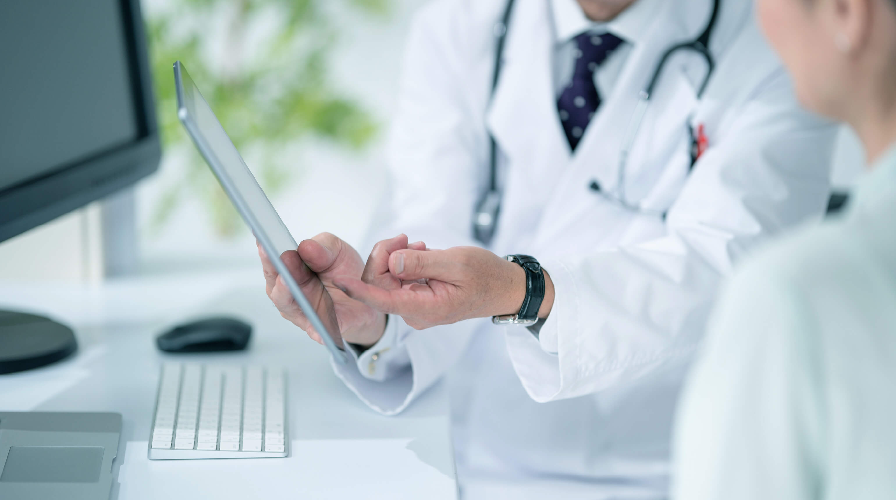 診察を受ける患者と医者