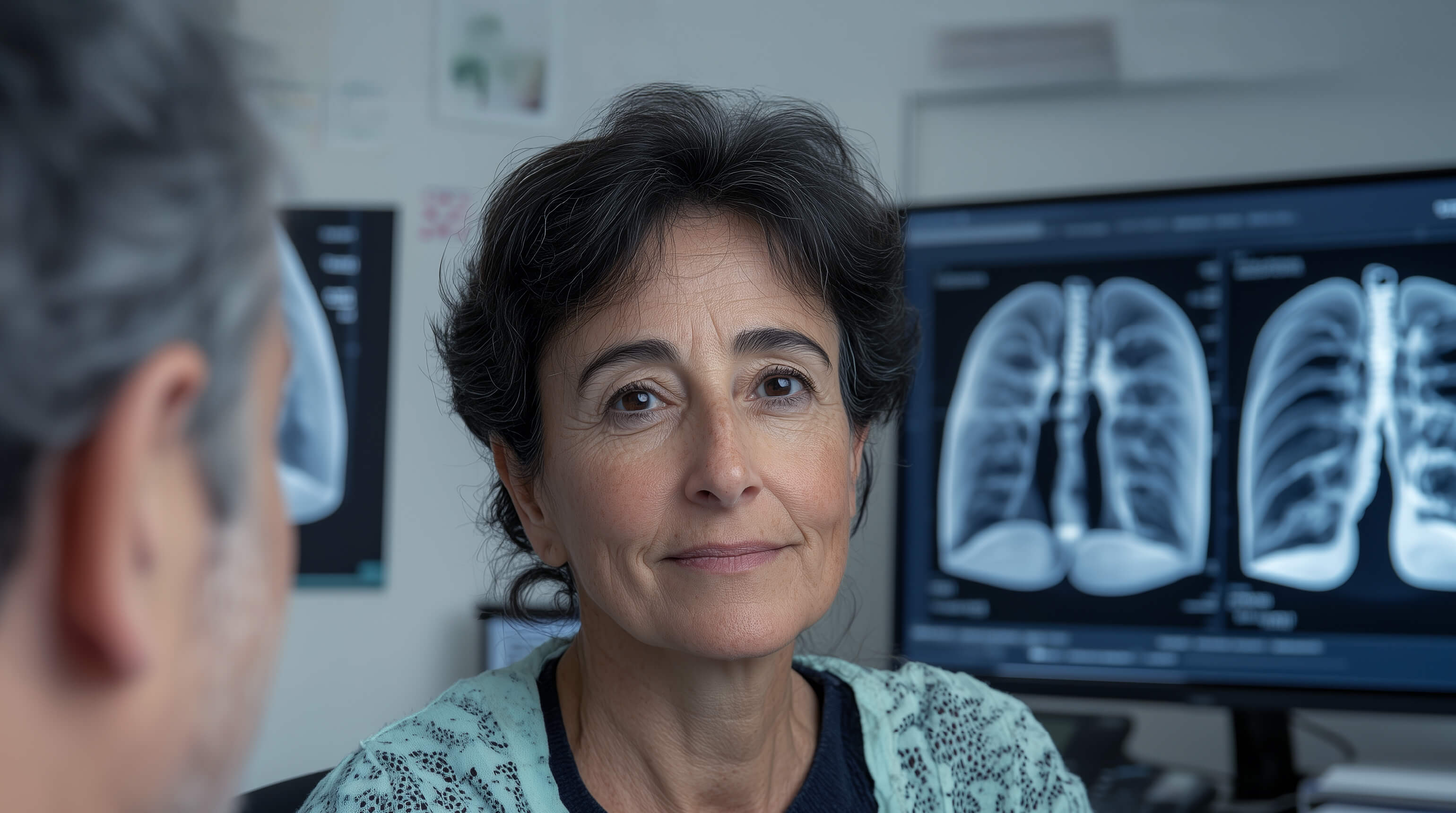 診察を受けるベトナムの女性